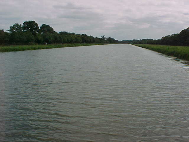 416 - LE CANAL QUI PASSE A COTE DU CHATEAU.jpg